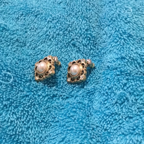 Vintage 1928 faux pearl earrings , gold tone - Picture 3 of 3